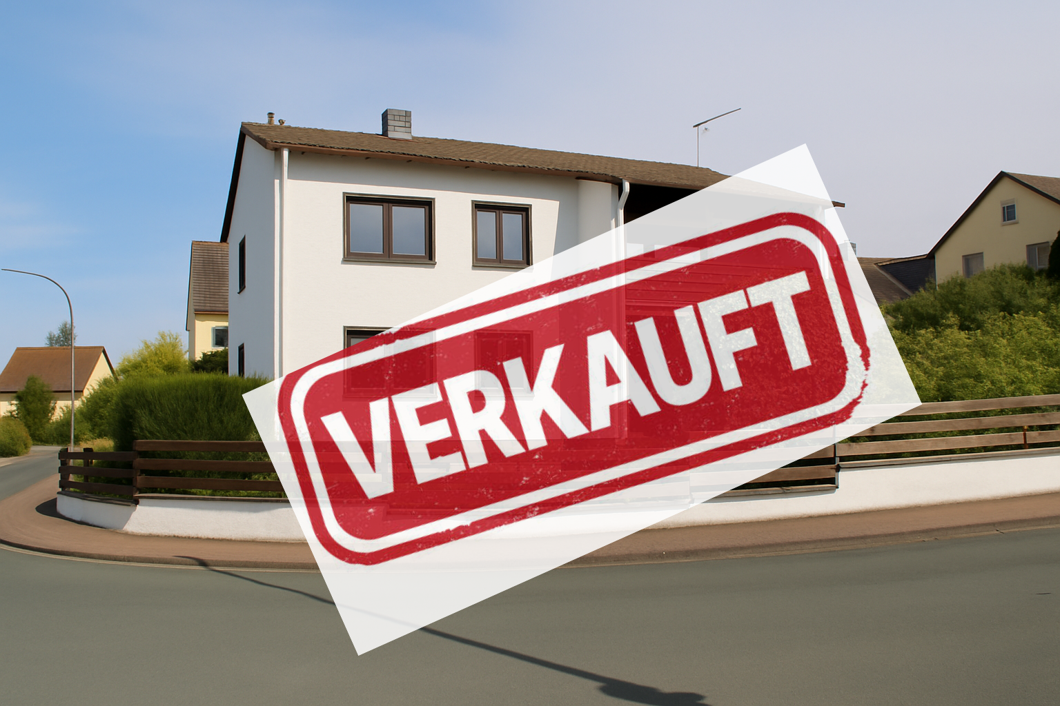 Ein Haus mit VERKAUFT-Stempel, das erfolgreiche Immobilienberatung, persönliche Betreuung und Finanzierungslösungen symbolisiert.