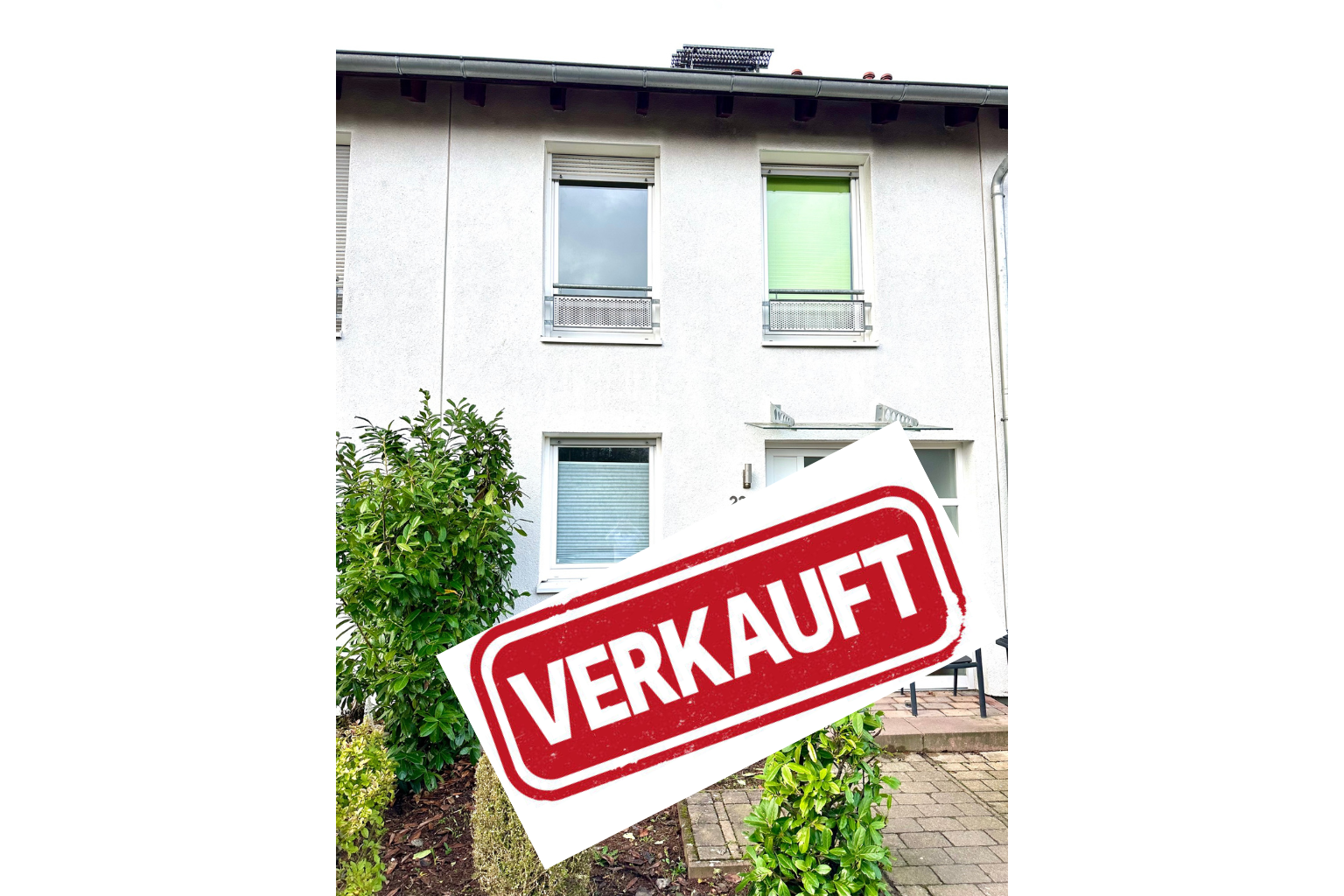 Ein Haus mit Verkauft-Schild, symbolisiert erfolgreiche Immobilienberatung, individuelle Finanzierungslösungen und persönliche Betreuung.