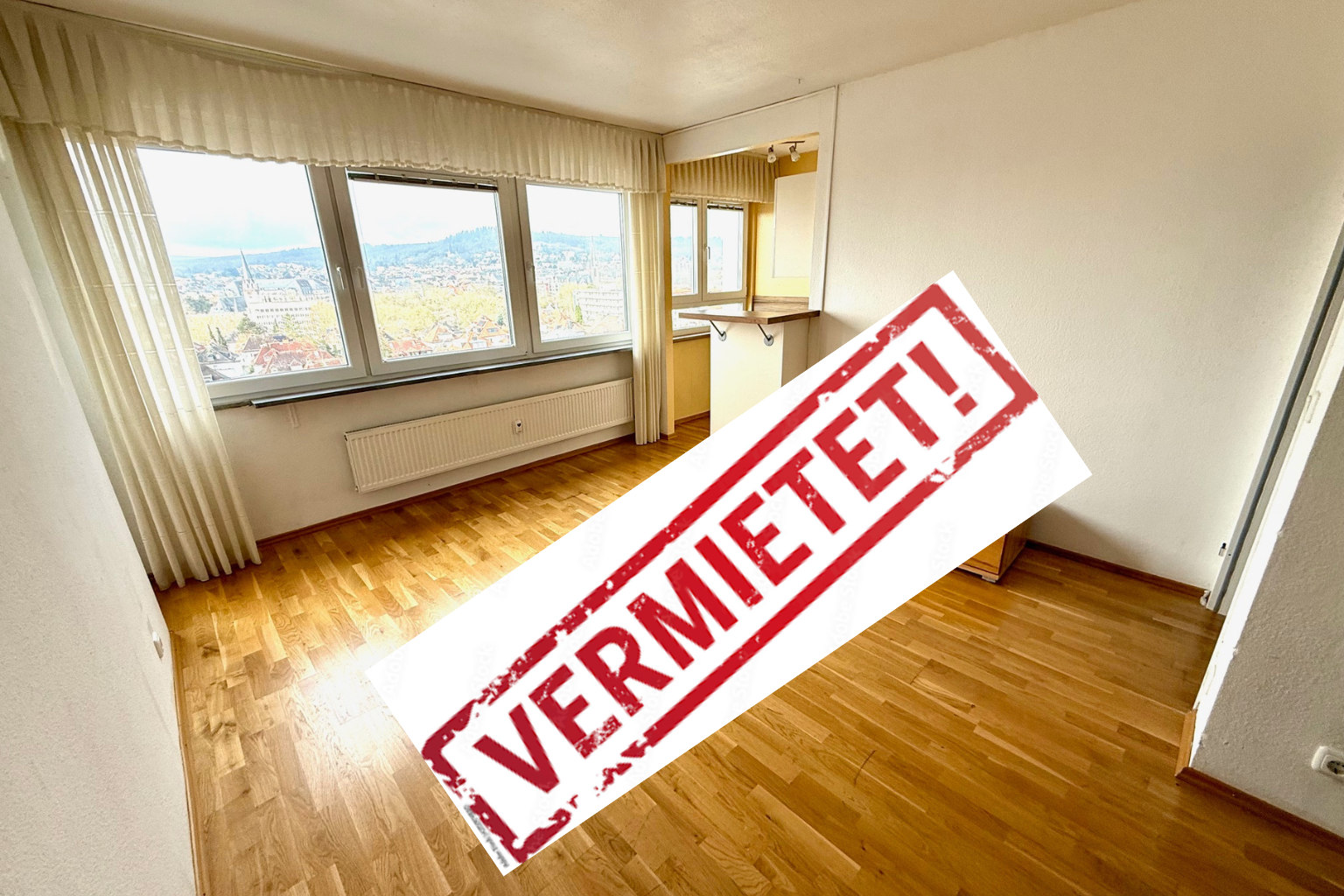 Helles Zimmer mit Fenster und Blick, bereits vermietet. Immobilienberatung, Finanzierungslösungen und persönliche Betreuung angeboten.